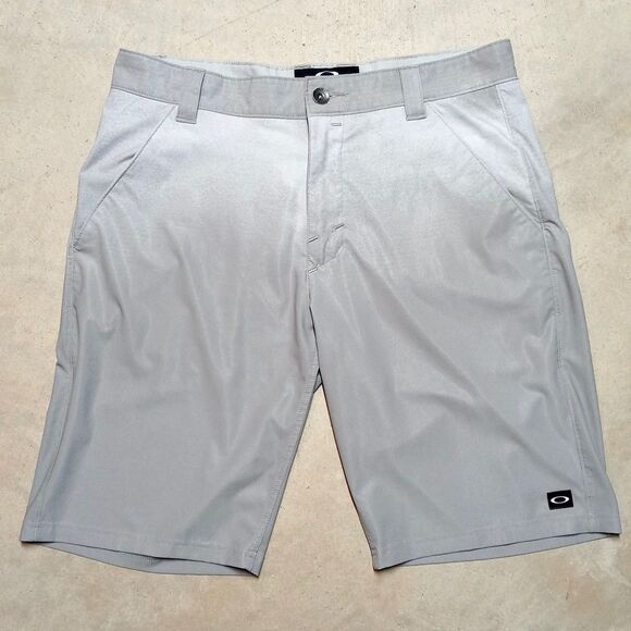 Oakley Performance Shorts Size 34 Golf Moisture Wicking Comfort Grey Ombre - Picture 1 of 7